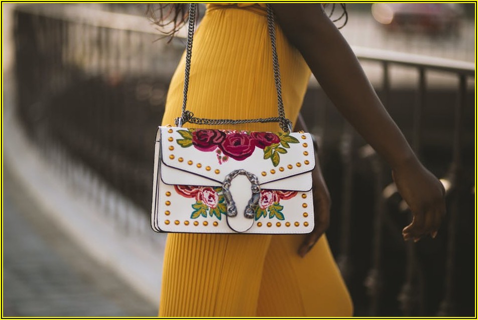 설레는 여행 준비, 어떤 크로스 가방이 좋을까?