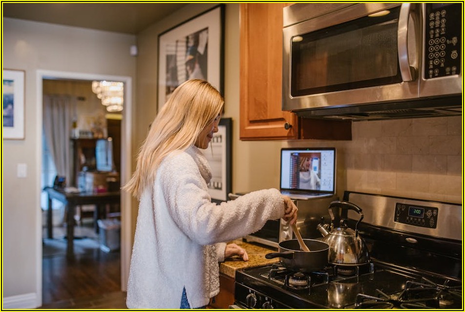 좁은 주방 고민 끝! 보조 조리대로 공간 넓히기
