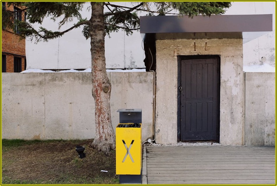 도어 사인 제작, 실내외 환경 고려한 소재 선택 가이드