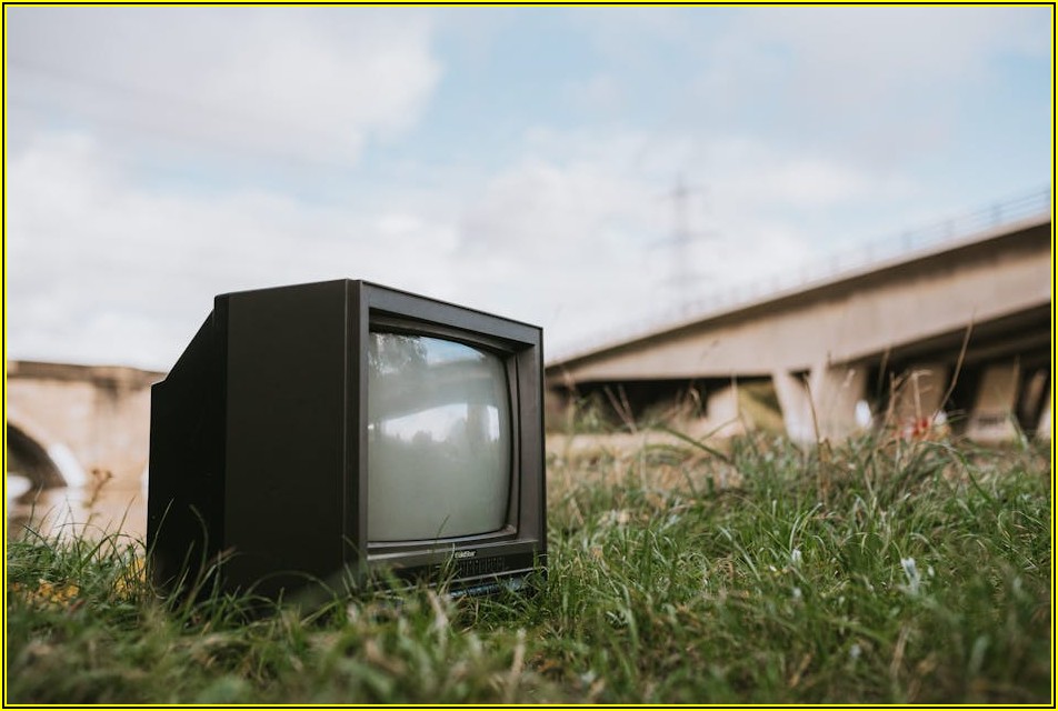 우리 집 거실을 완성하는 벽걸이 TV 설치 방법